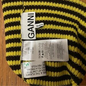 Ganni beanie. Yellow and brown stripe 10% cashmere 90%wool.